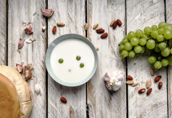 Ajoblanco au jamón (soupe froide à l'amande et à l'ail) - Jamon.be