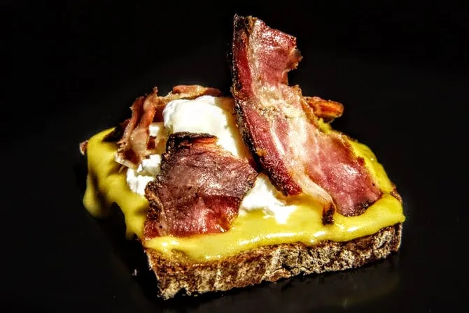 Pain grillé à la mayonnaise maison, œuf poché et cabeza de lomo - Jamon.be