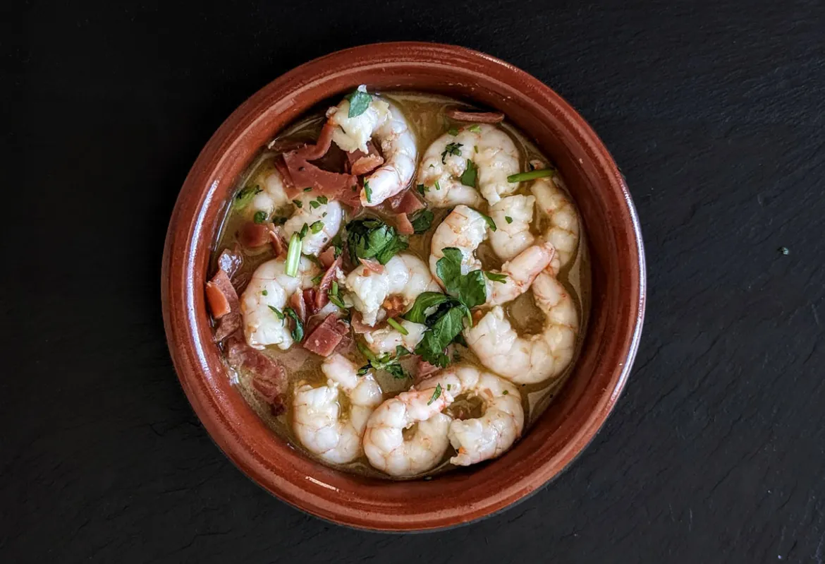 Tapas : Gambas con fino y jamón - crevettes au xérès et au jamón - Jamon.be