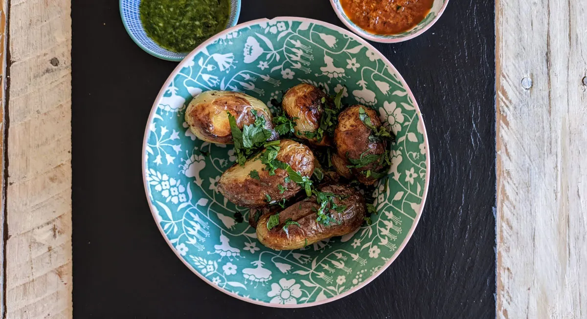 Tapas : Papas asadas con mojo - pommes de terre rôties avec dip piquant - Jamon.be