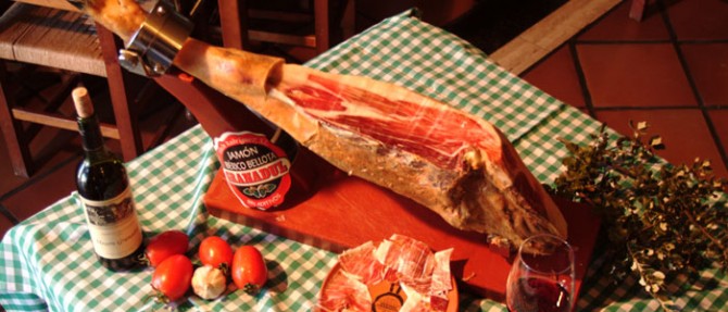 jamón in een houder op tafel