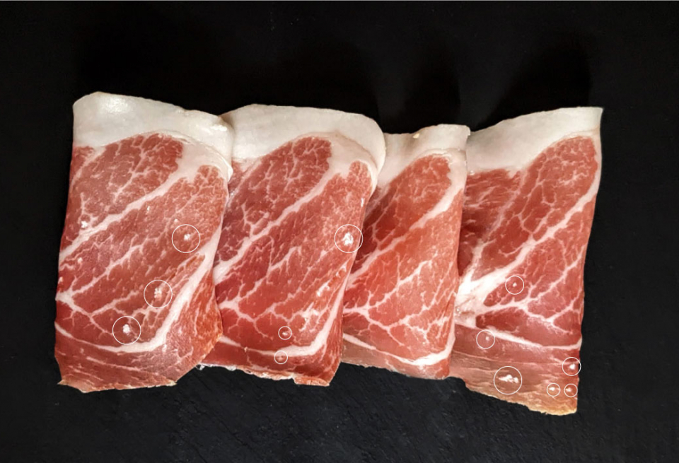 Wat zijn de witte stipjes in jamón?