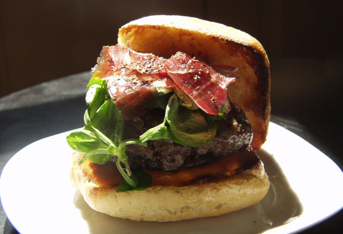 Hamburger met jamón, veldsla en salmorejo - Jamon.be