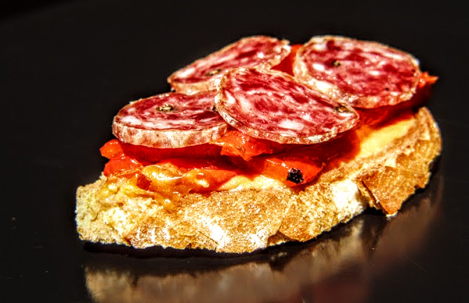 Recept: wit brood met salmorejo, gegrilde paprika en salchichón - Jamon.be
