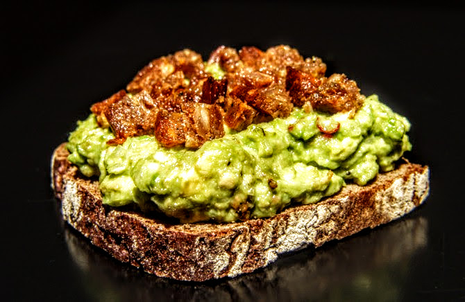 Recept: donker brood met guacamole en gebakken chorizo - Jamon.be