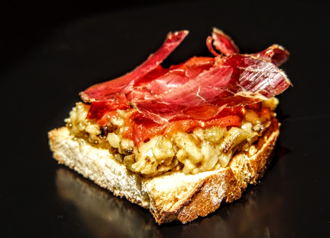 Recept: geroosterd brood met gebakken aubergine, tomaat en cecina - Jamon.be