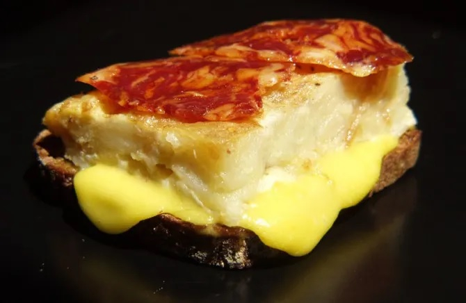 Recept: geroosterd brood met tortilla de patatas, alioli en chorizo - Jamon.be