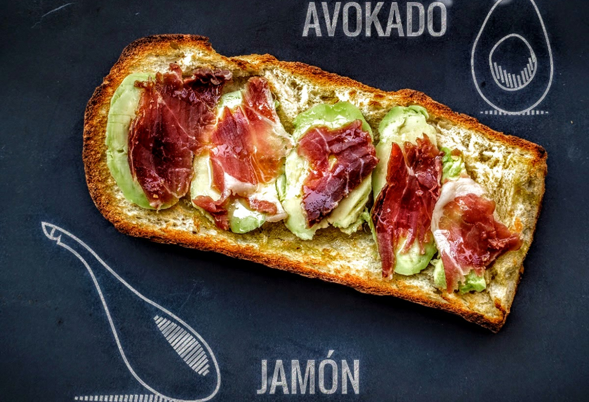 Recept: Geroosterd brood met avocado, jamón en olijfolie - Jamon.be