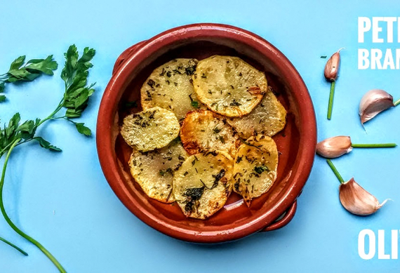 Gebakken aardappelschijfjes met olijfolie, peterselie en knoflook
