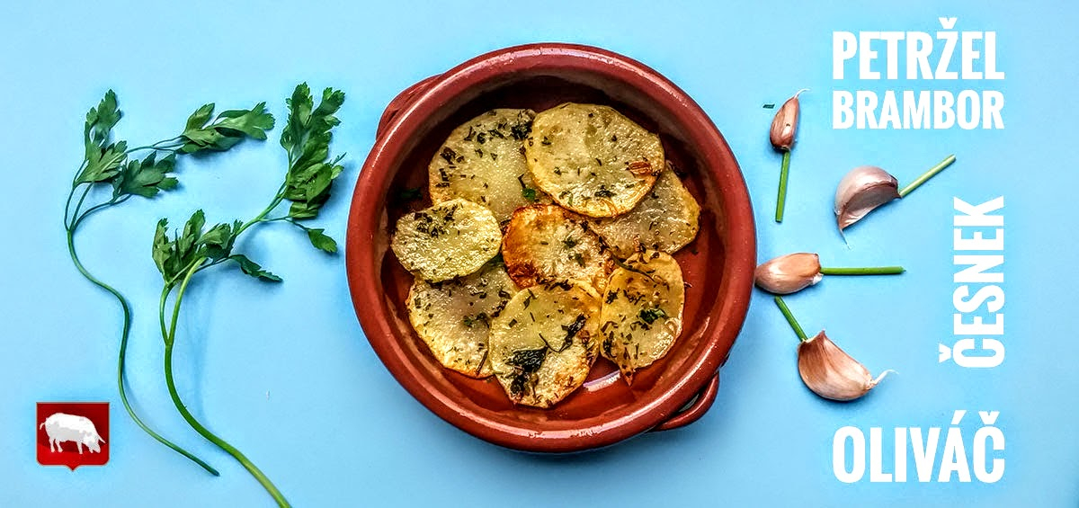 Gebakken aardappelschijfjes met olijfolie, peterselie en knoflook