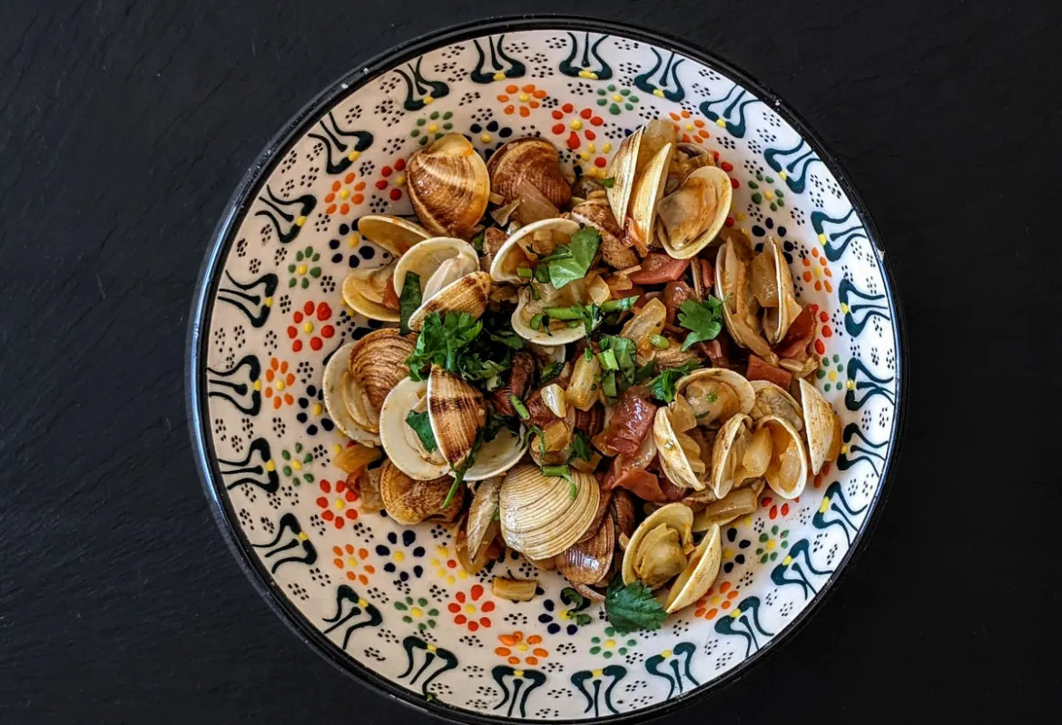 Tapas: Almejas con fino y jamón - kokkels met sherry en jamón - Jamon.be
